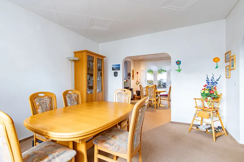 Esszimmer mit Blick ins Wohnzimmer mit weiterem Essbereich