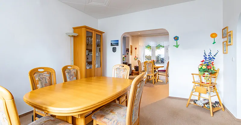 Esszimmer mit Blick ins Wohnzimmer mit weiterem Essbereich