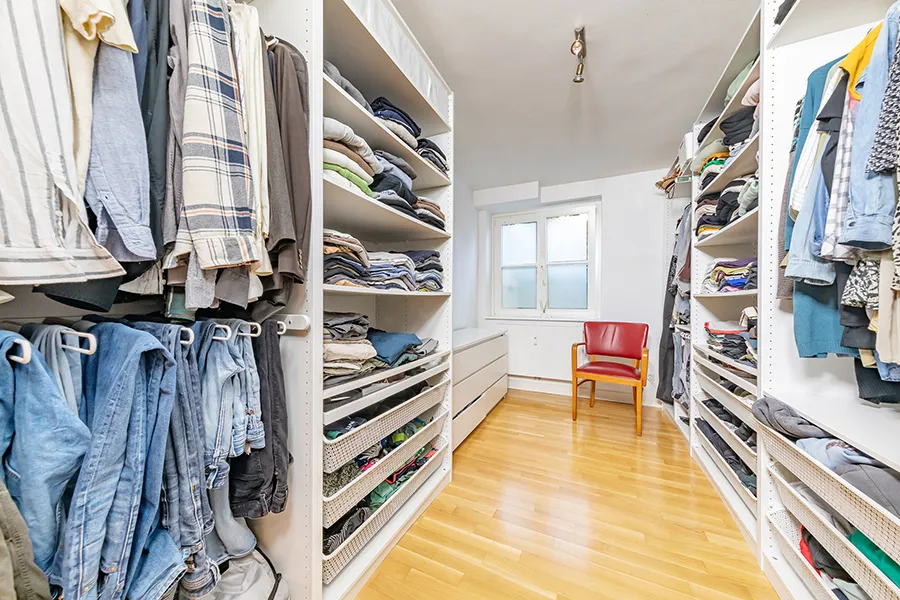 Praktisches Ankleidezimmer neben dem ...