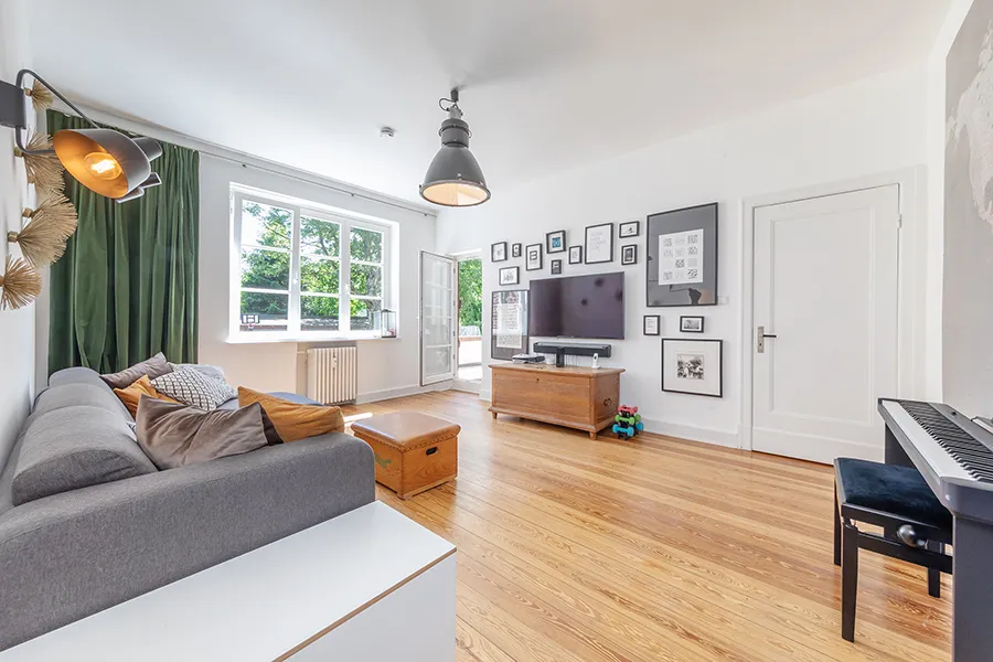 2. Wohnzimmer mit Zugang zur Loggia
