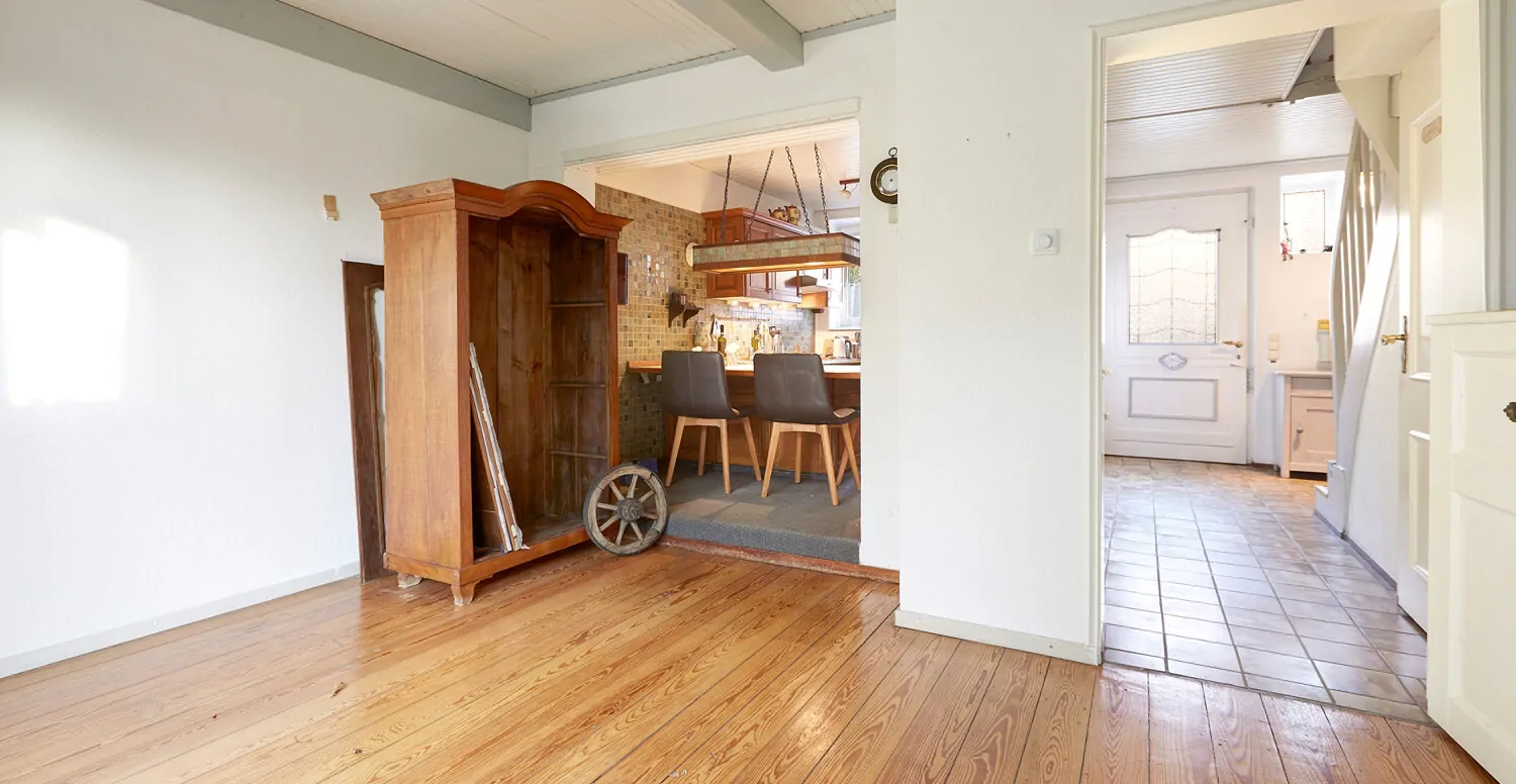 Wohnzimmer mit Blick zur Küche und zur Diele