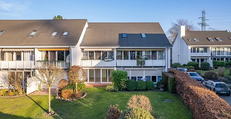 Gartenansicht mit Blick auf die Anlage