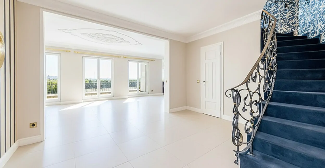 (KI) Diele mit Gäste-WC und Treppe nach oben ins Staffelgeschoss (KI)