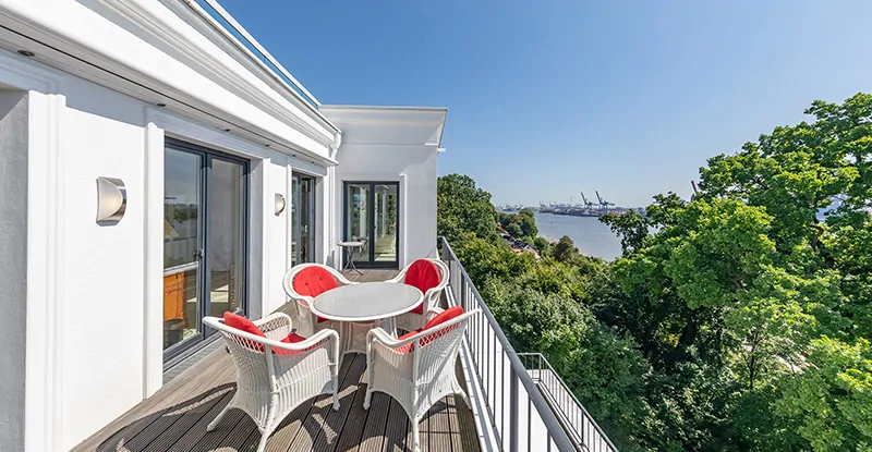 Auf dem ersten Südbalkon ist der Blick in jede Richtung ...