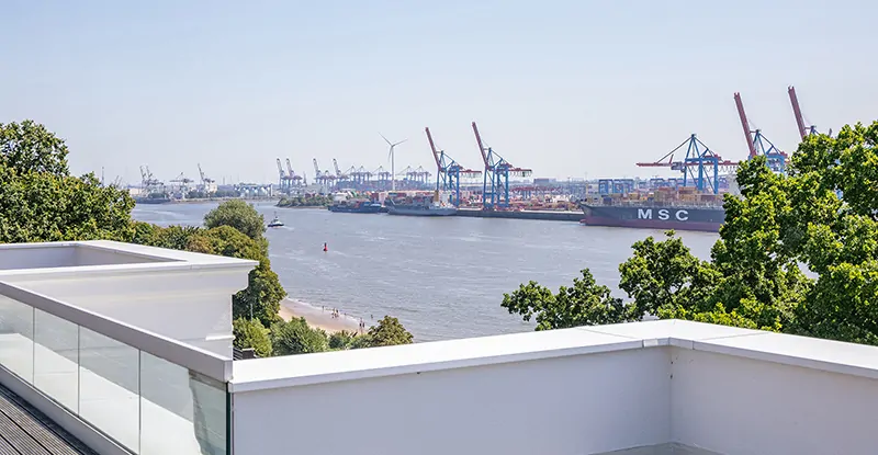 ... mit atemberaubenden Blicken auf die Elbe!