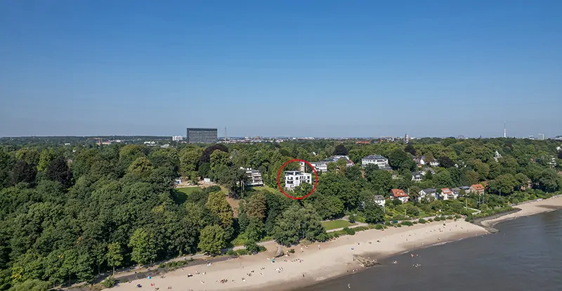 Das Haus liegt im schönsten Othmarschen an der Elbe
