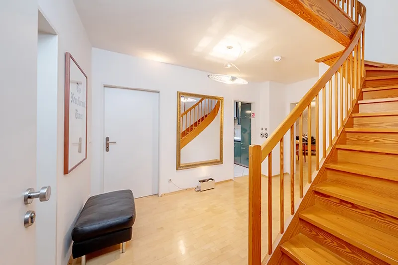 Treppe zur Maisonette-Ebene 2
