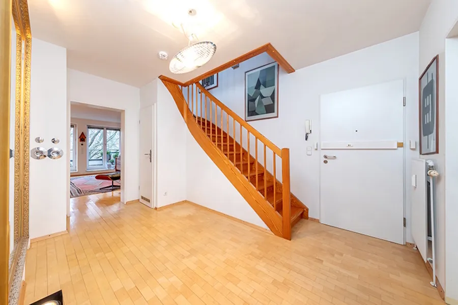 Einladende Diele im Dachgeschoss/Maisonette-Ebene 1