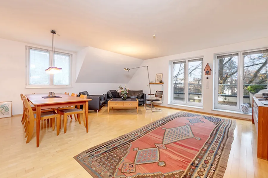 ... mit Zugang zum Balkon