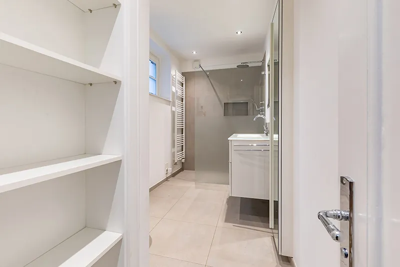 Angrenzendes Duschbad ...