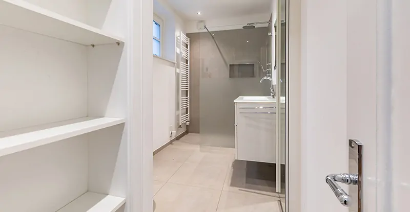 Angrenzendes Duschbad ...