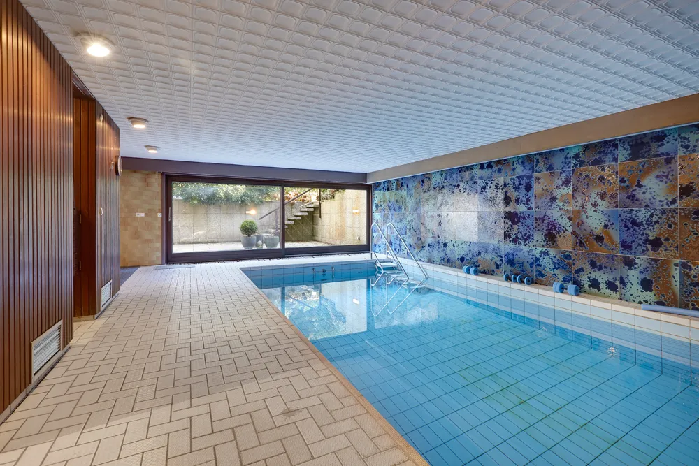 Wellnessbereich mit Pool...