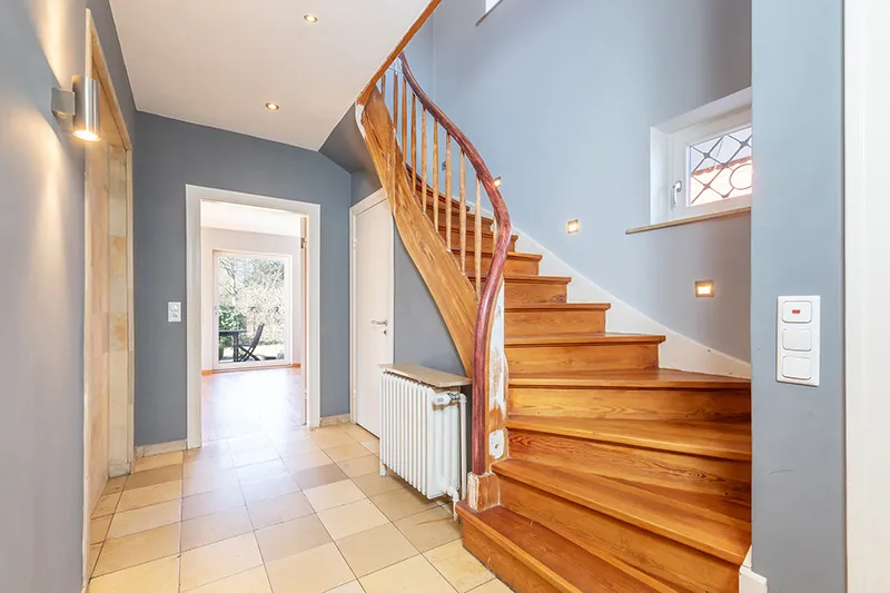 Diele mit Treppe ins Dachgeschoss