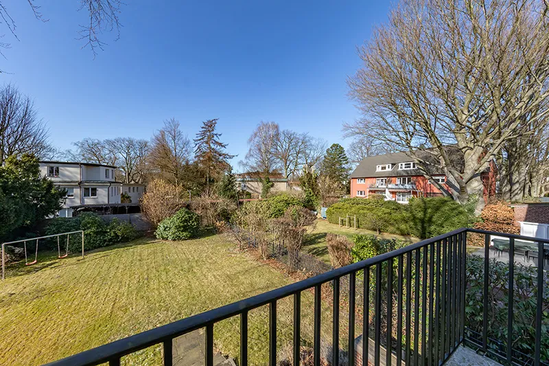 Blick vom Balkon in den Garten