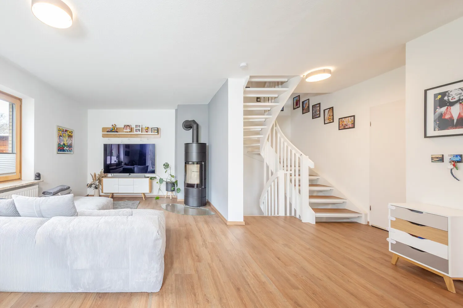 Einladender Wohnbereich mit offener Treppe