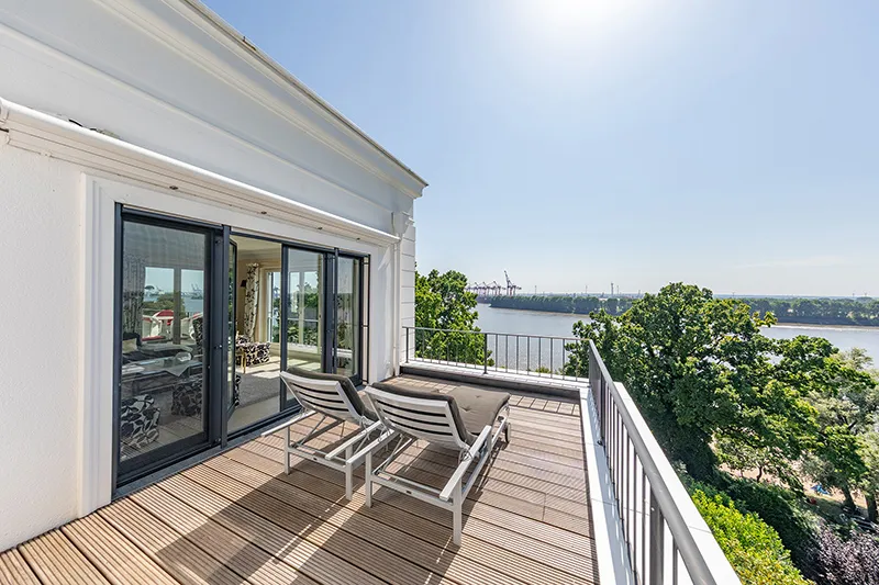 ... mit Zugang zum zweiten Südbalkon mit grandiosem Blick gen Süden und Westen