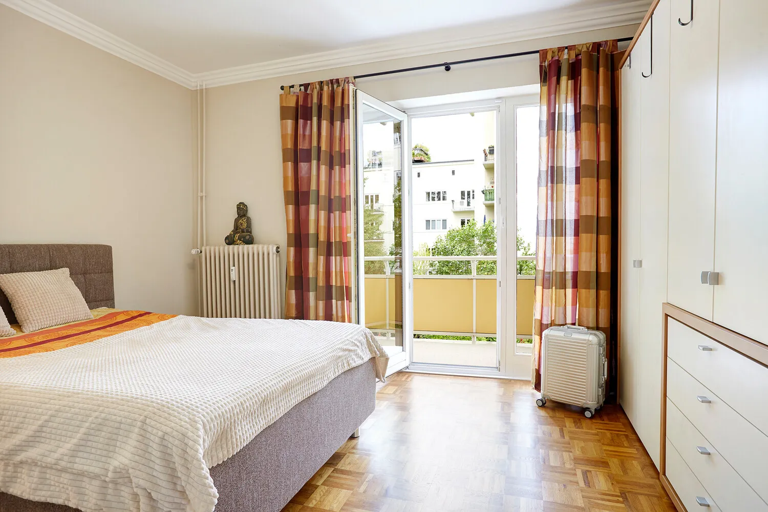 Schlafzimmer mit Balkon ...