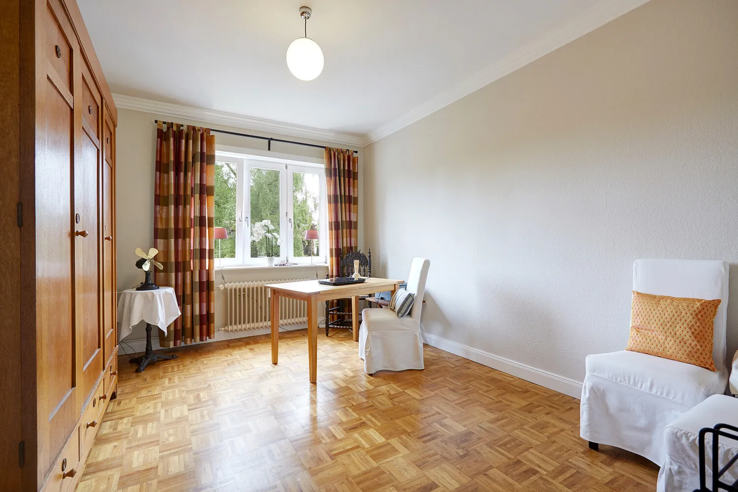 Helles, großes Zimmer