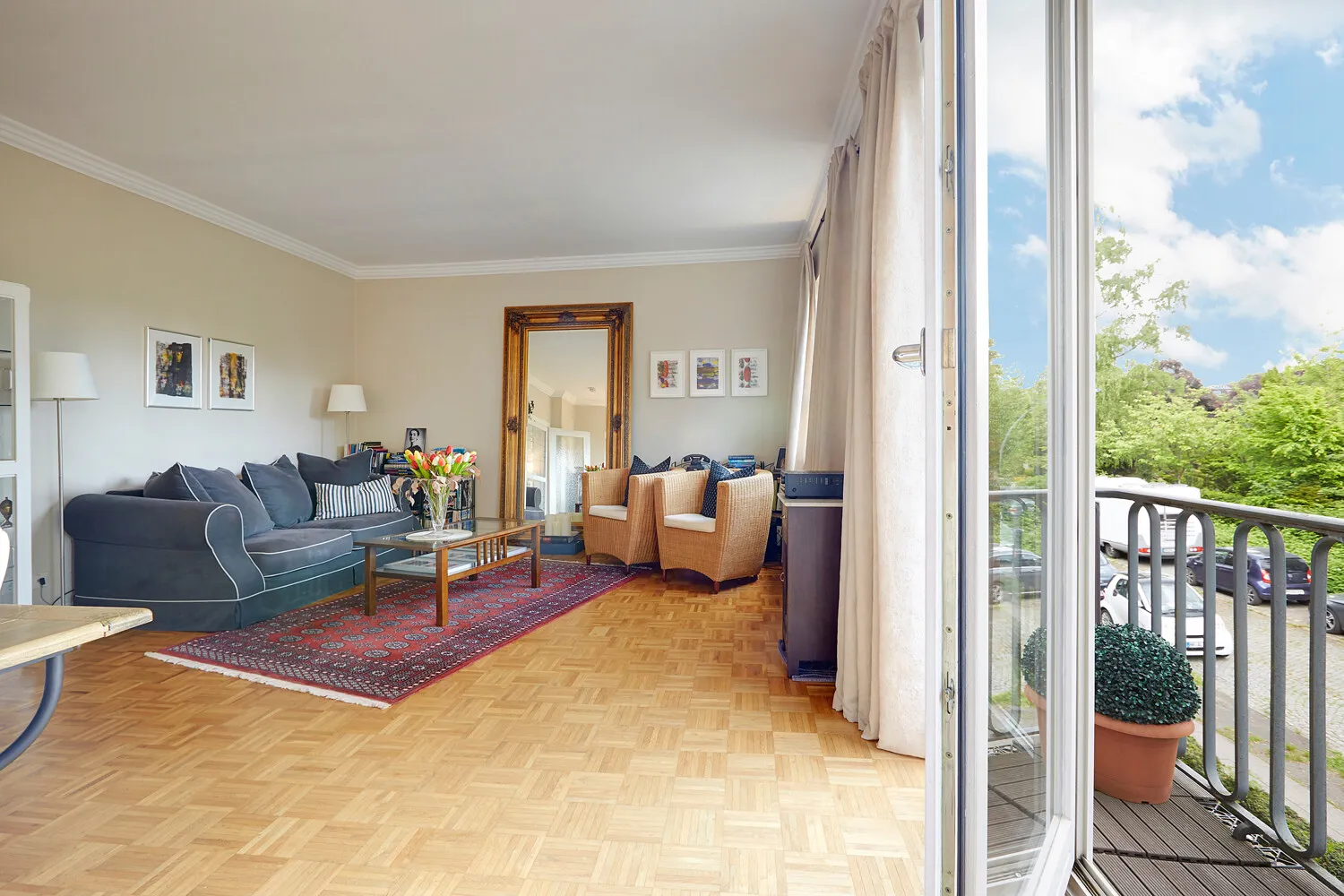 ... mit großen Fensterflächen, französischem Balkon ...