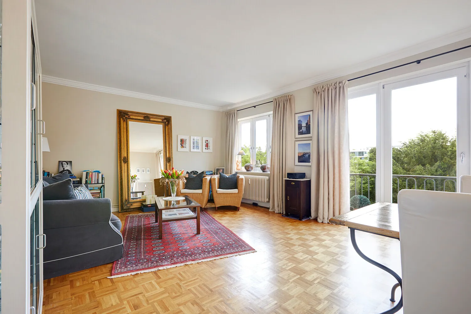 Großzügiges Wohnzimmer ...