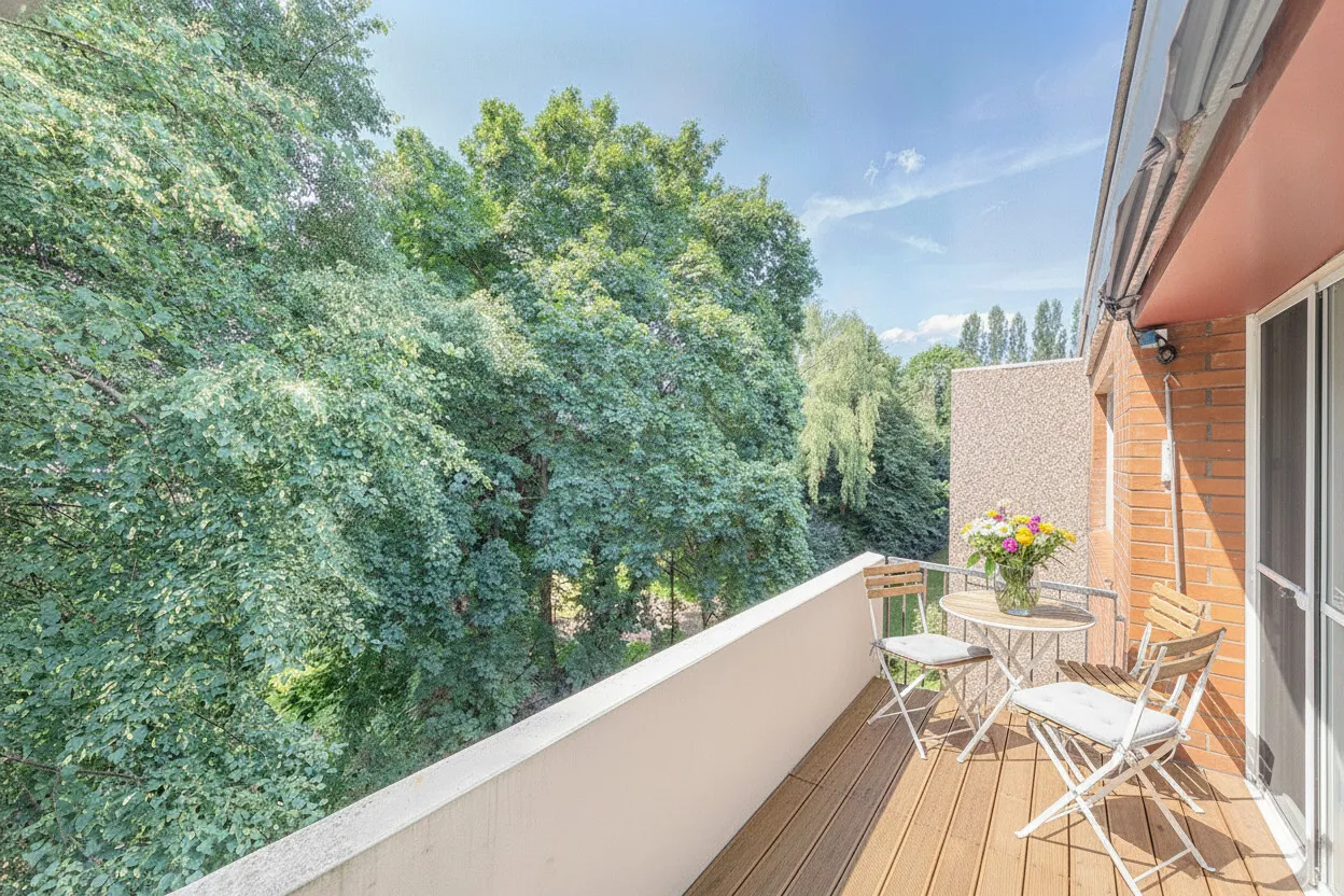 Sonniger Balkon gestaged