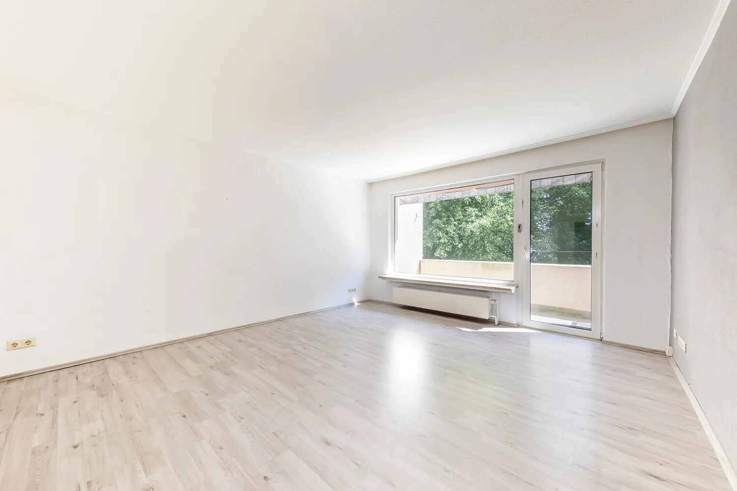 mit Zugang zum Balkon