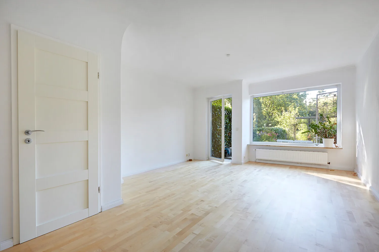 Wohnzimmer mit Zugang zum Garten
