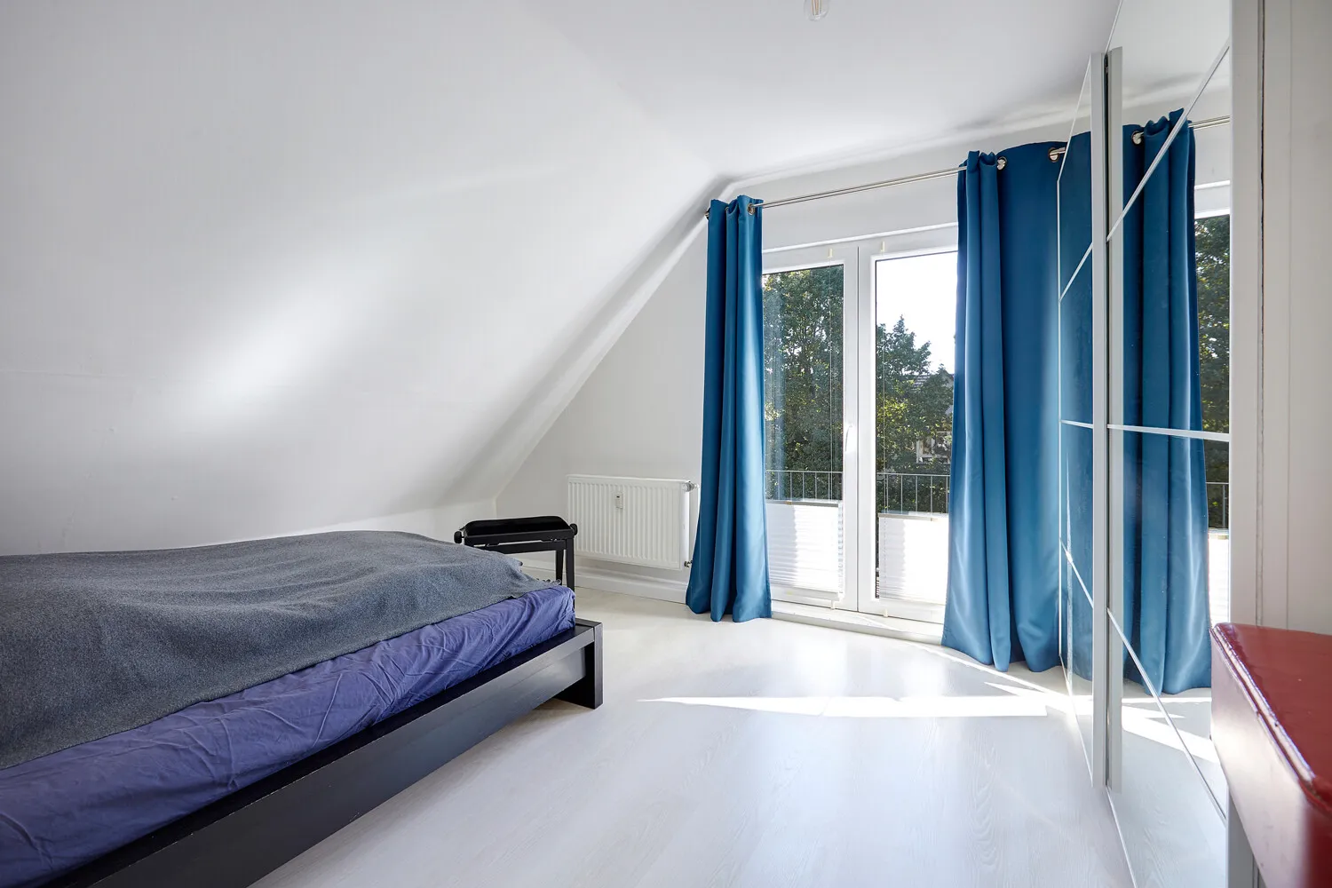 Schlafzimmer mit Zugang zum Westbalkon