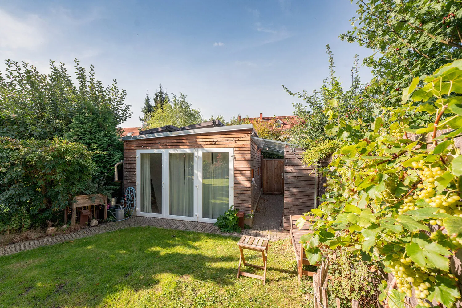 Gartenhaus mit Solarkollektoren