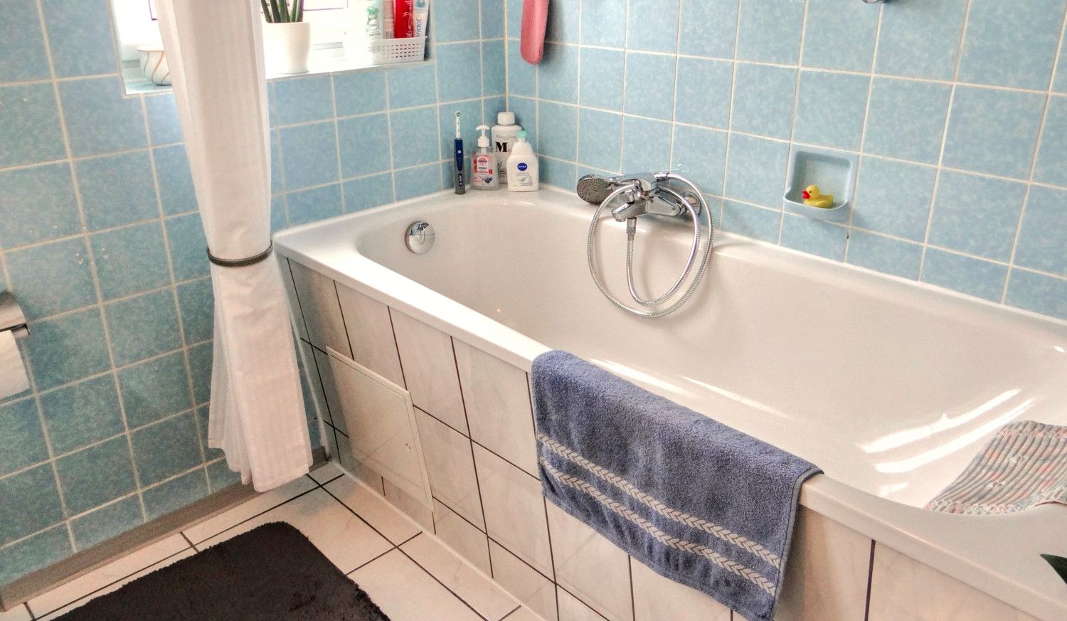 Bad mit Badewanne