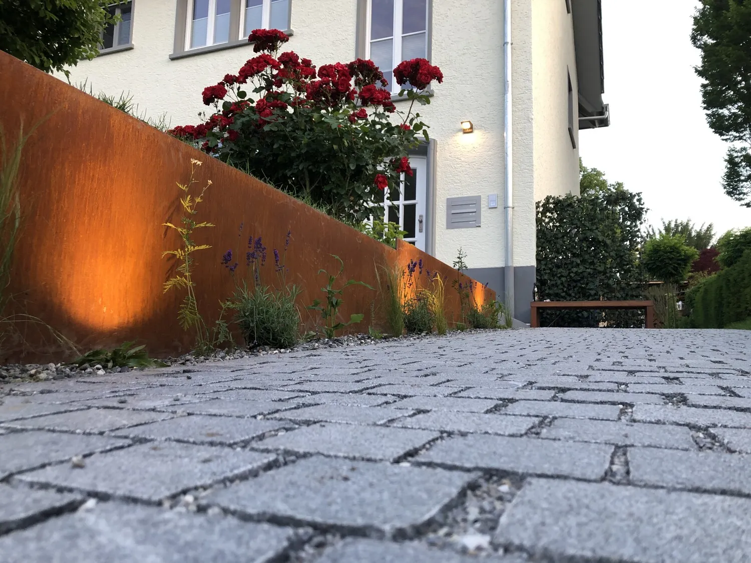 Liebevoll beflanzter und raffiniert illuminierter Vorgarten