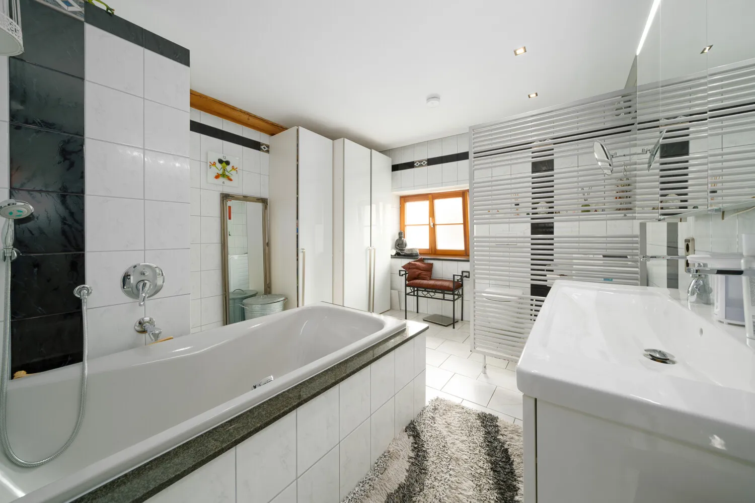 Bad mit Badewanne und Dusche_Hauptwohnung