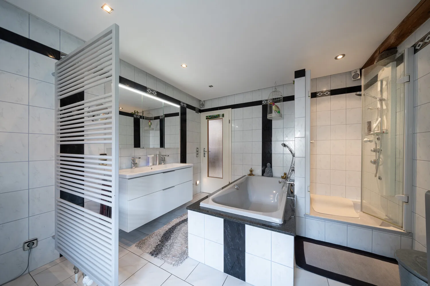 Bad mit Badewanne und Dusche_Hauptwohnung