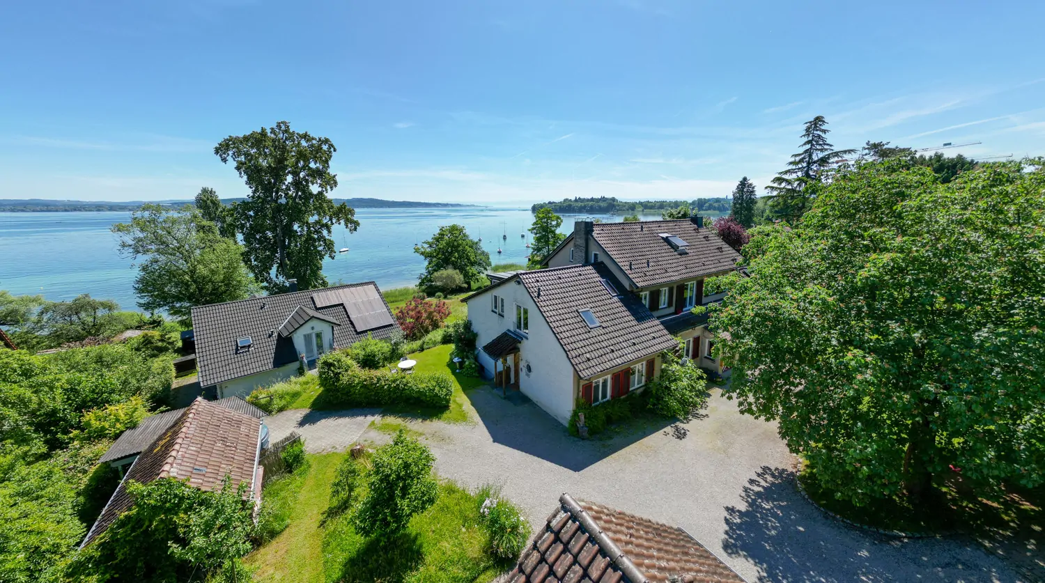 Gesamte Seeliegenschaft mit Gebäudeensemble