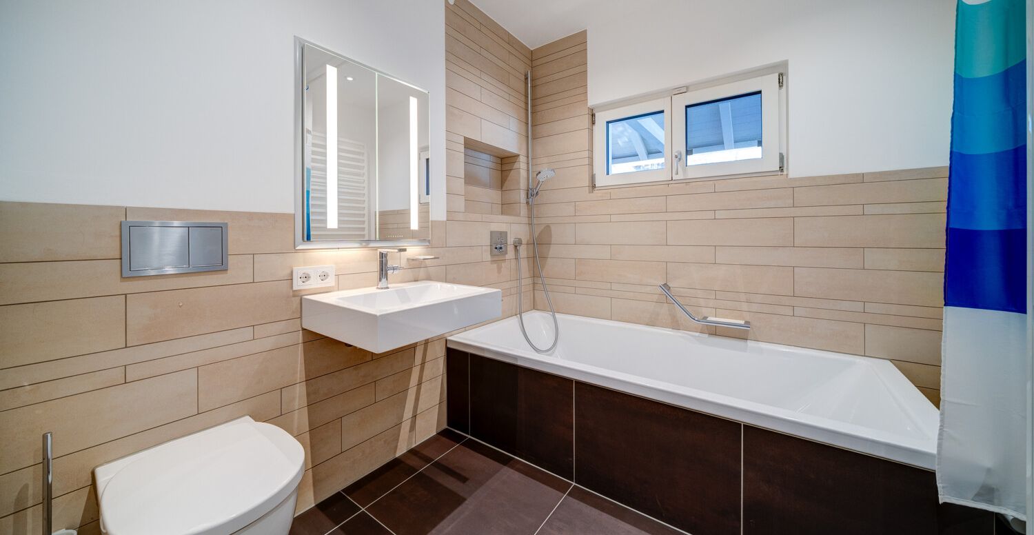 EG_Badezimmer mit XL-Badewanne
