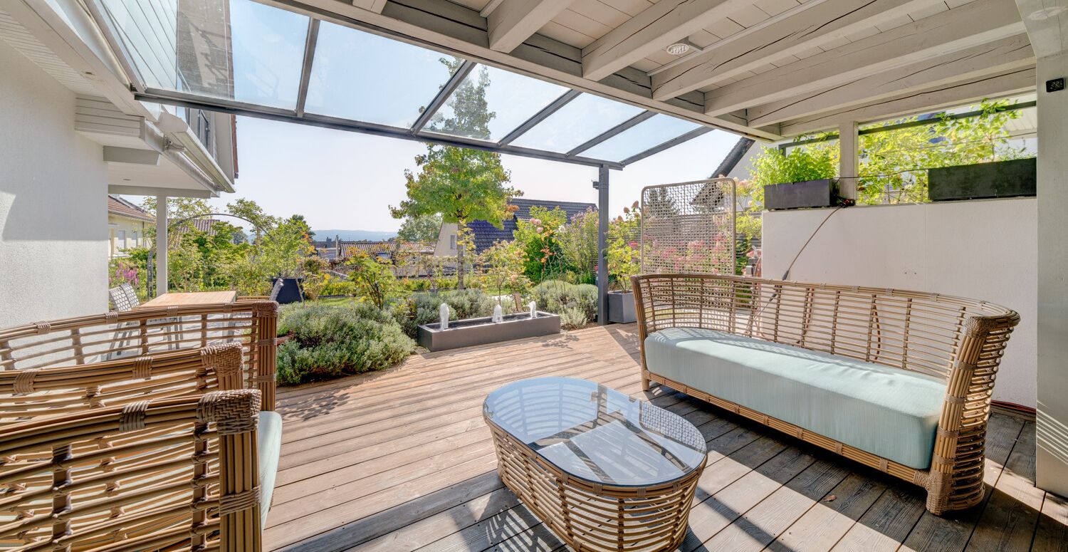 Gedeckte Terrasse mit blick in den garten und auf das Wasserspiel