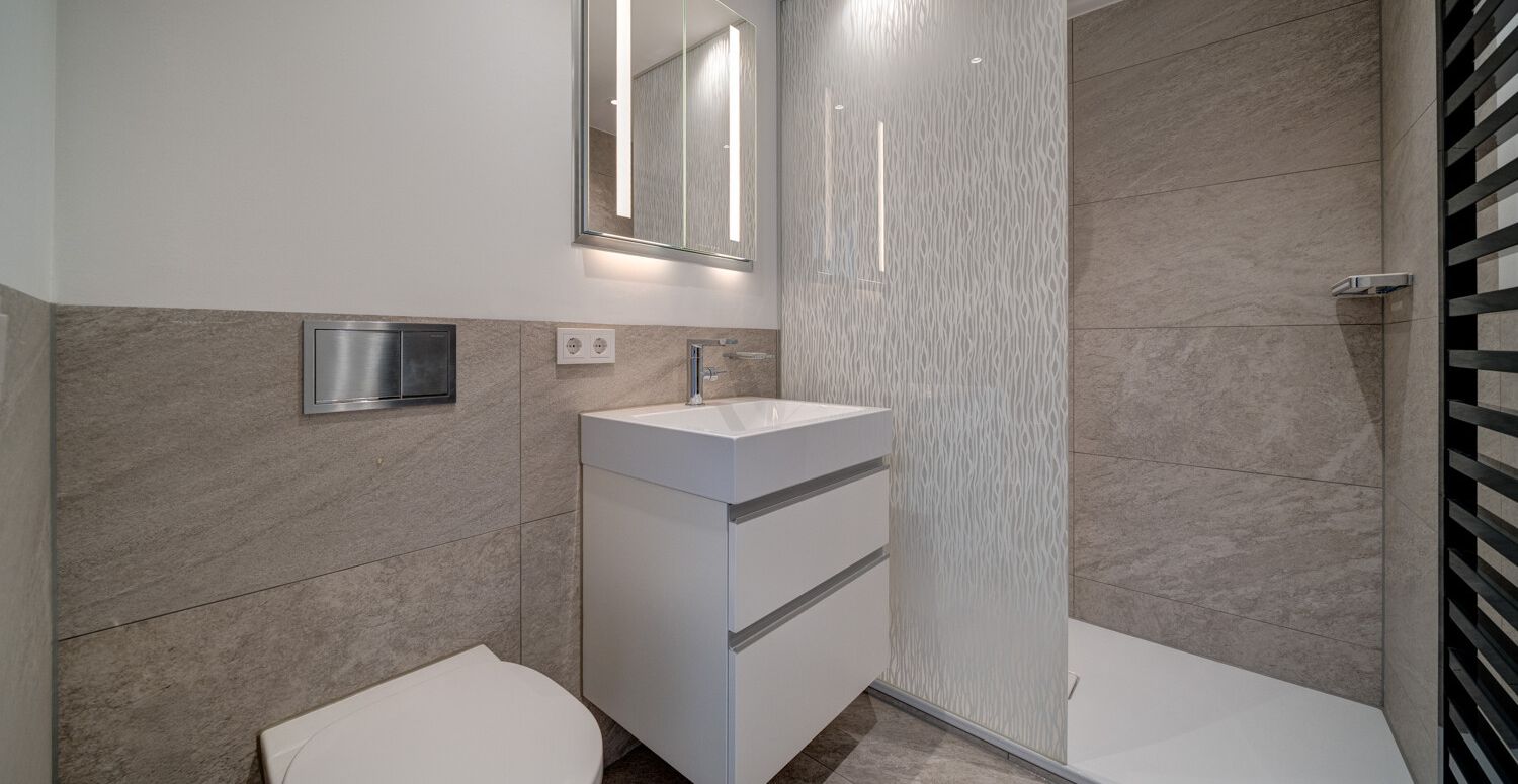 OG_Badezimmer mit Dusche und Design-Duschabtrennung