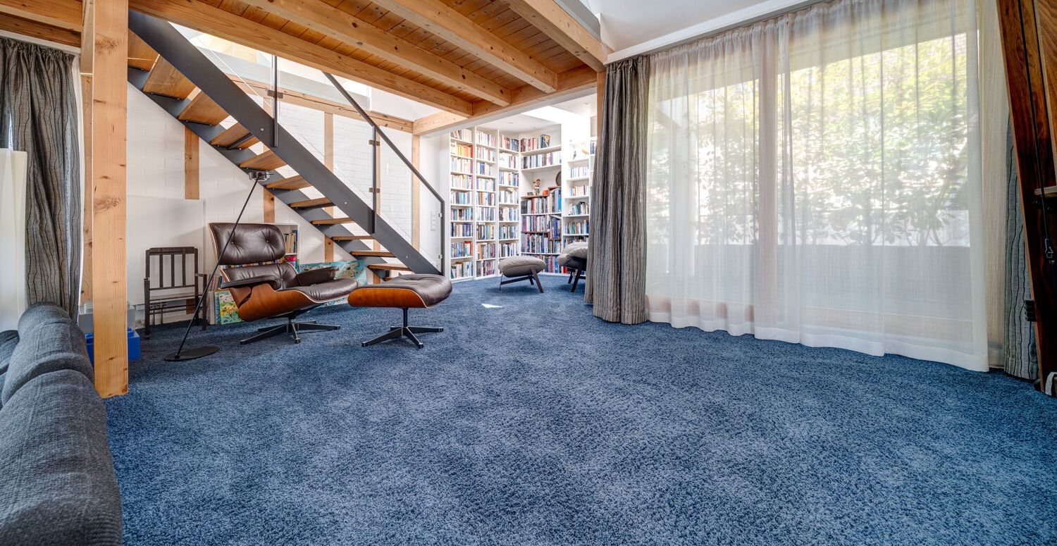 Og_Wohnbereich mit Bibliothek und Zugang zum Balkon