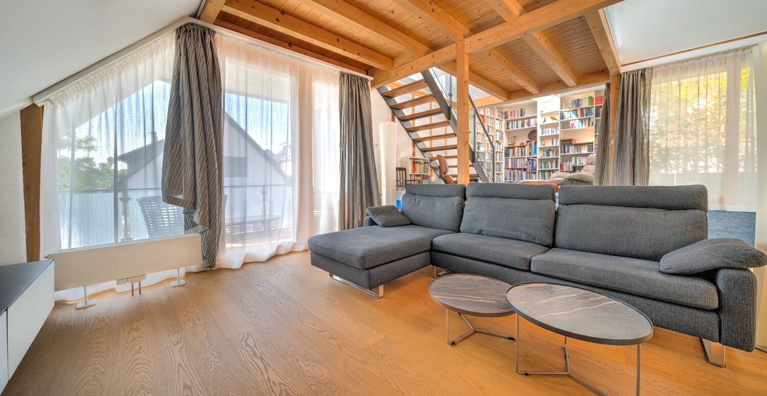 OG_Lichtdurchfluteter Wohnbereich mit Bibliothek und Zugang zum Balkon