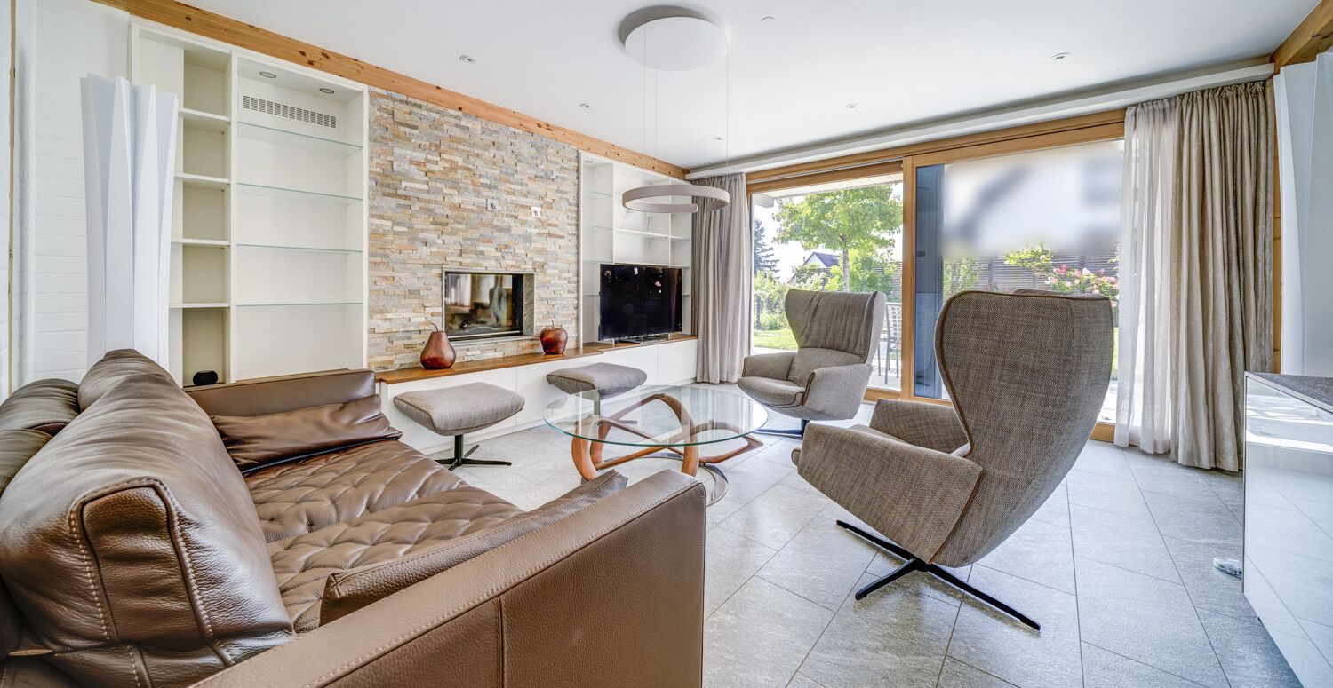 Kaminzimmer mit Blick in den Garten