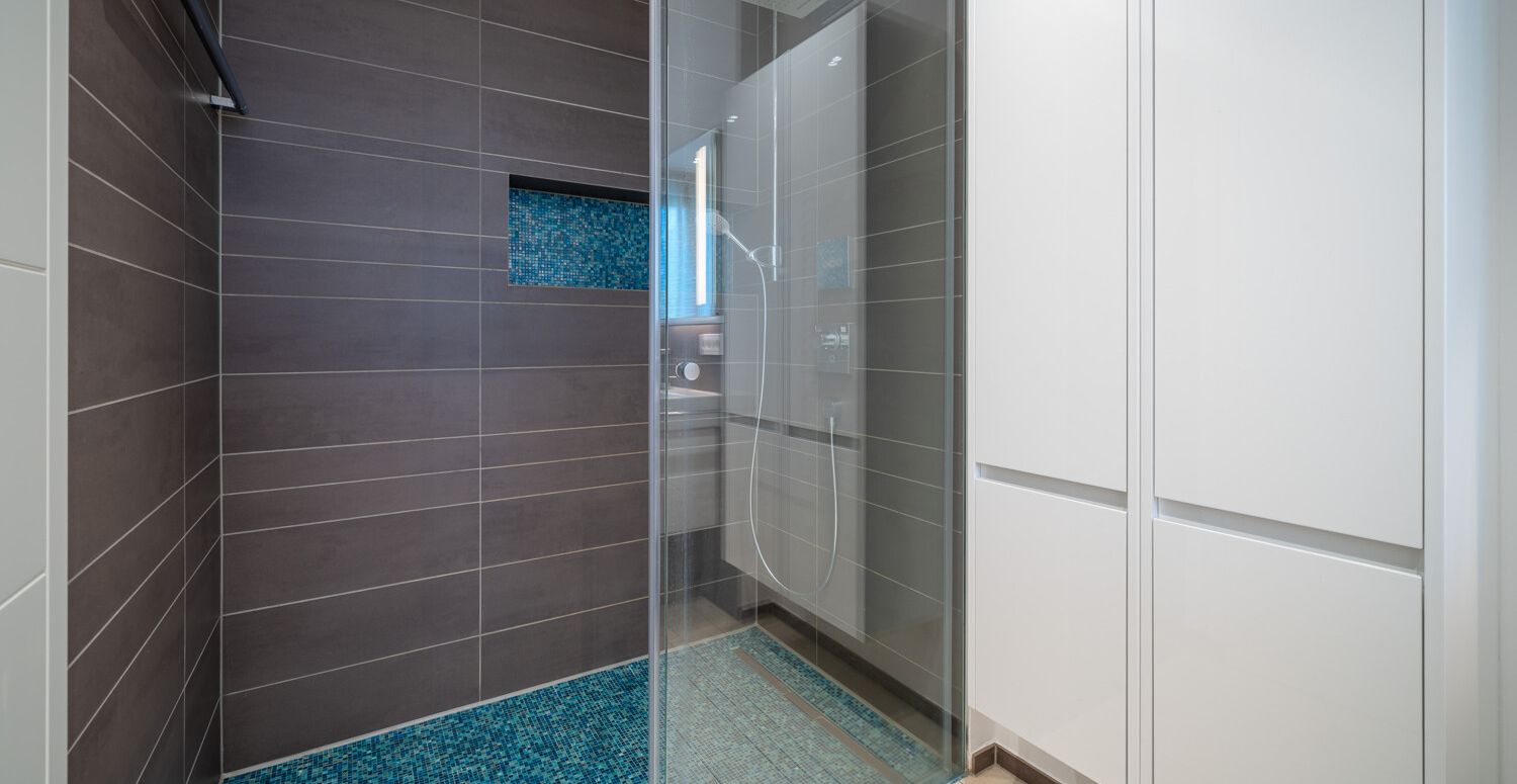 EG_Masterbad mit großer Walk-in Shower