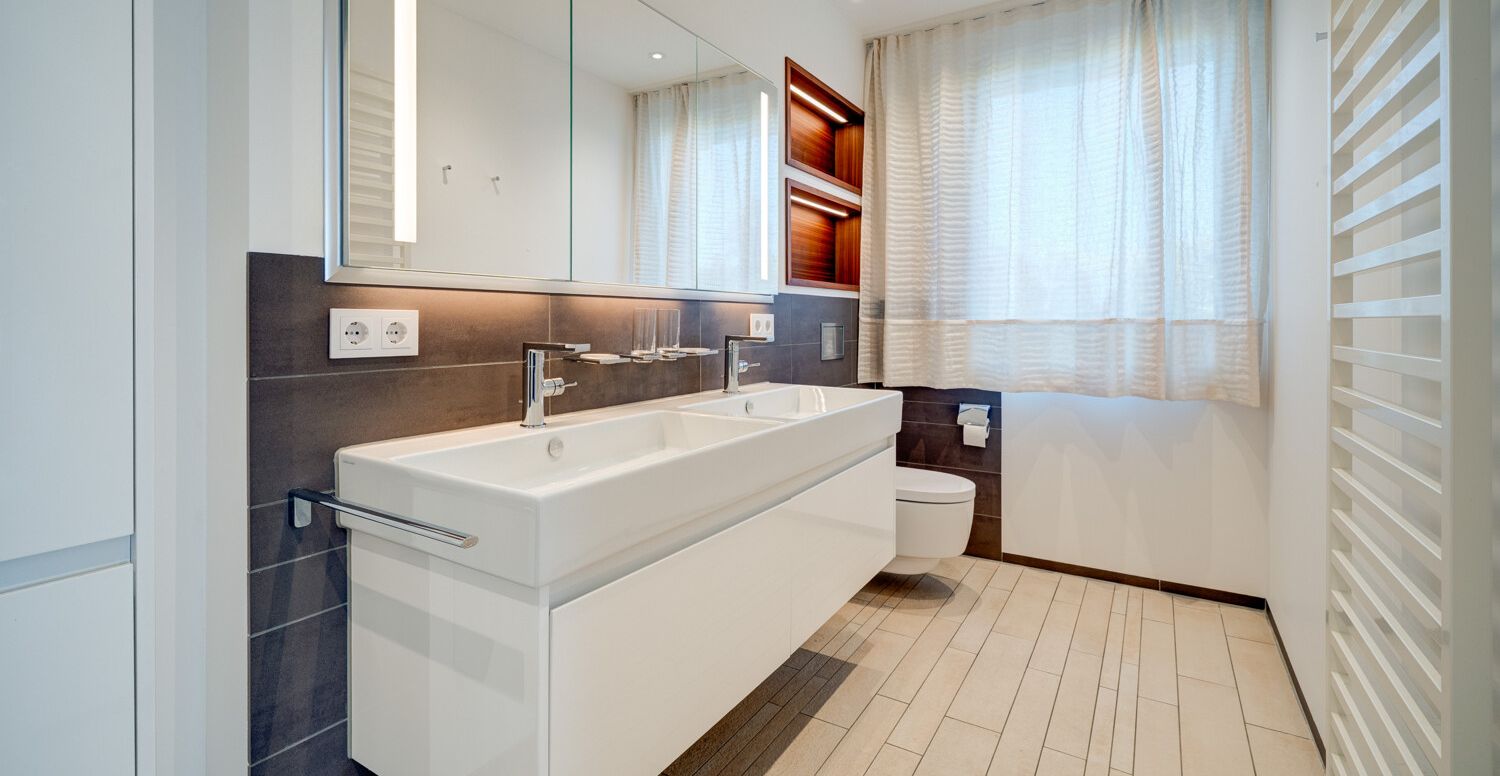 EG_Masterbad mit Doppelwaschtisch und Dusche-WC