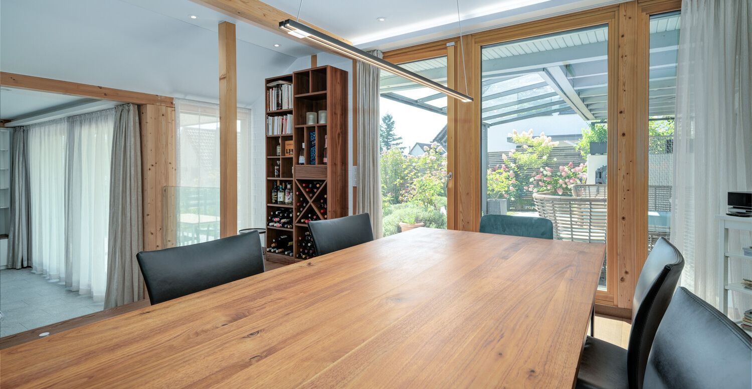 Heller Essbereich mit zugang zur Terrasse