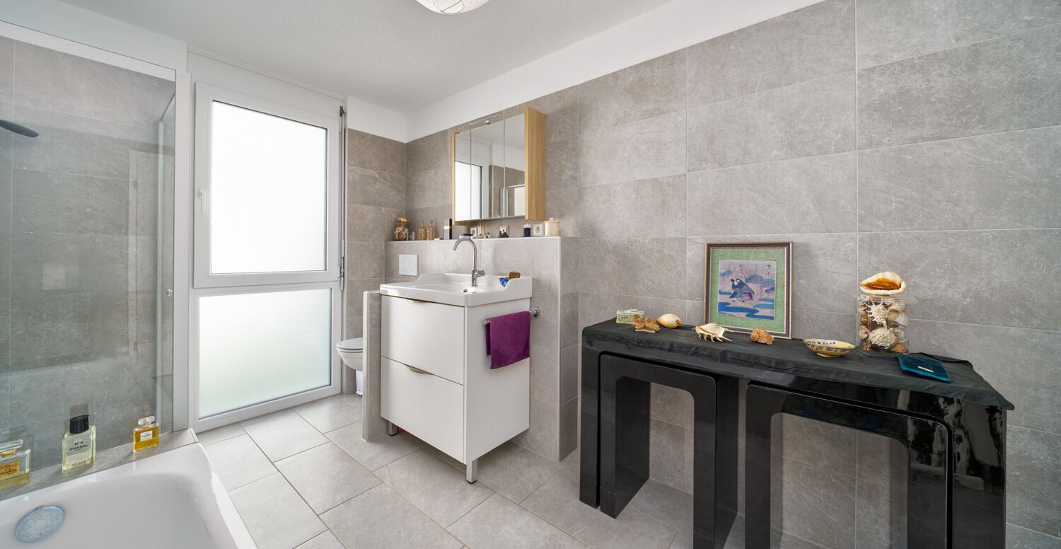 Bad mit Badewanne und Dusche