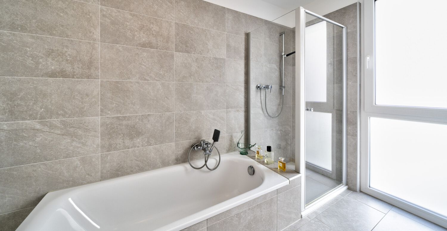 Bad mit Badewanne und Dusche
