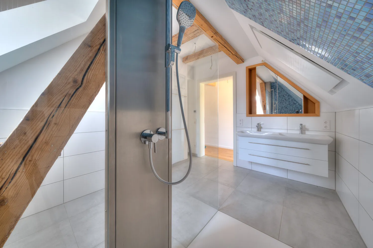 Bad mit bodentiefer Dusche