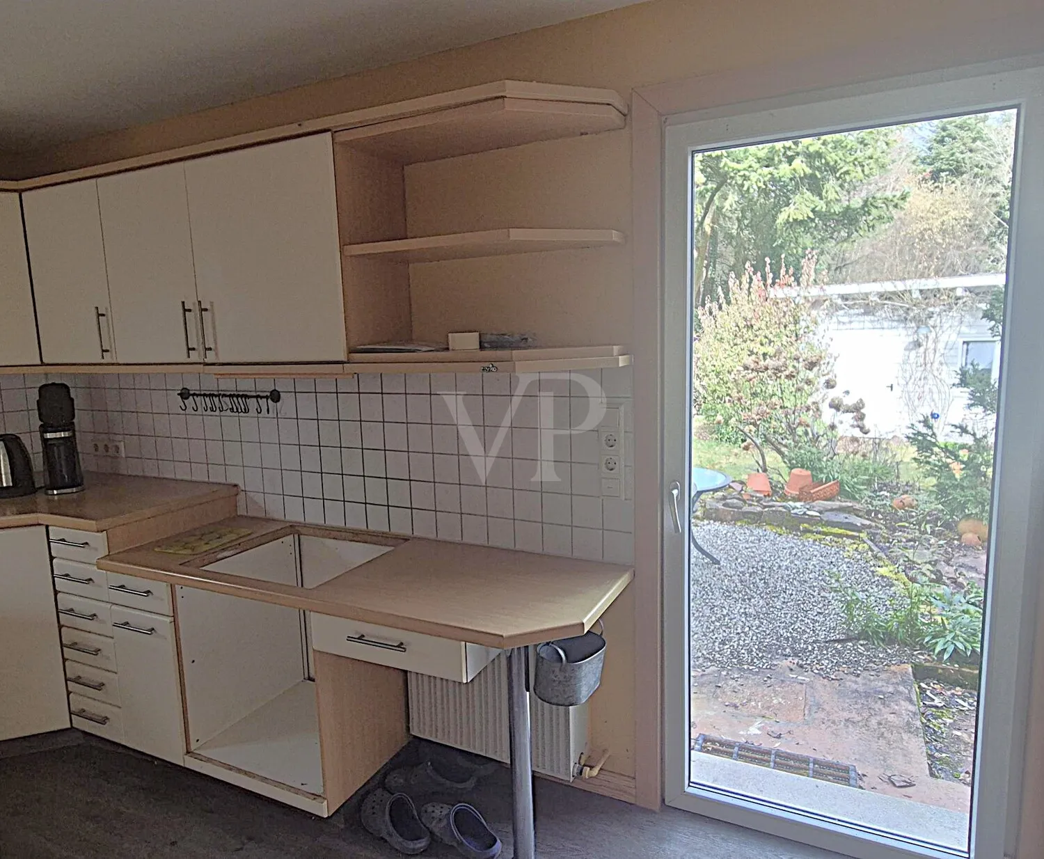 Küche mit Durchgang zum Garten