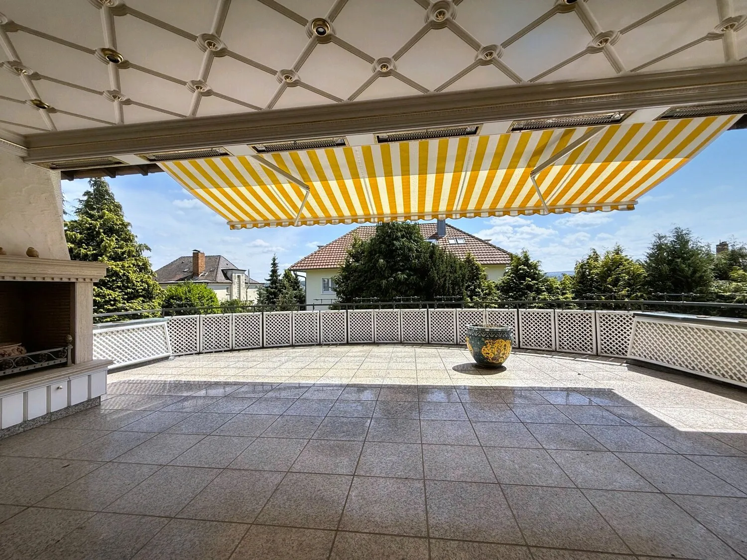 teilüberdachter Südbalkon
