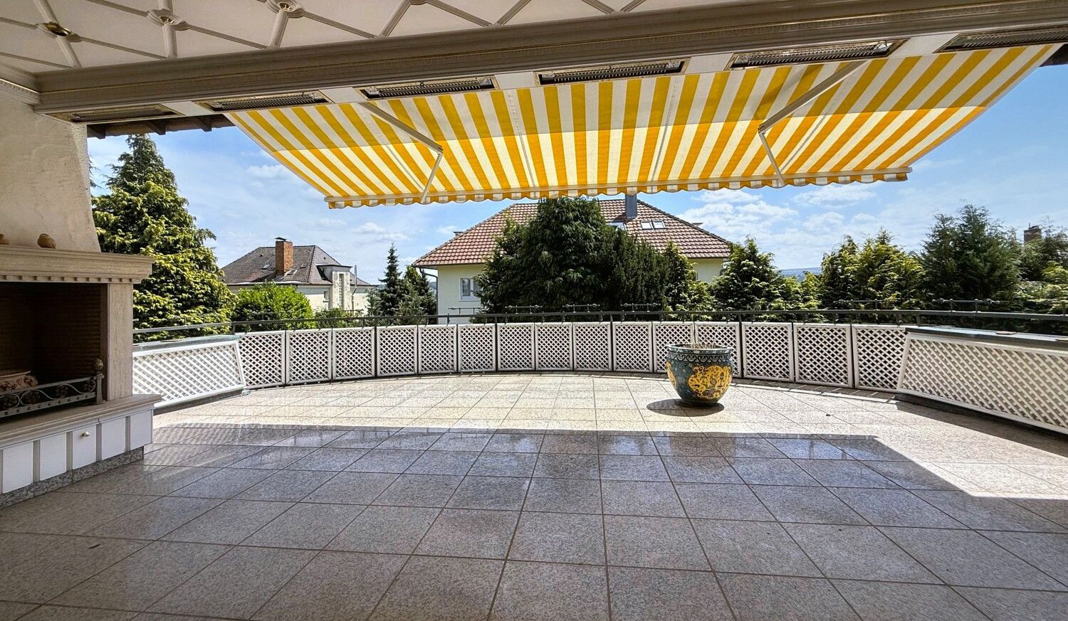 teilüberdachter Südbalkon