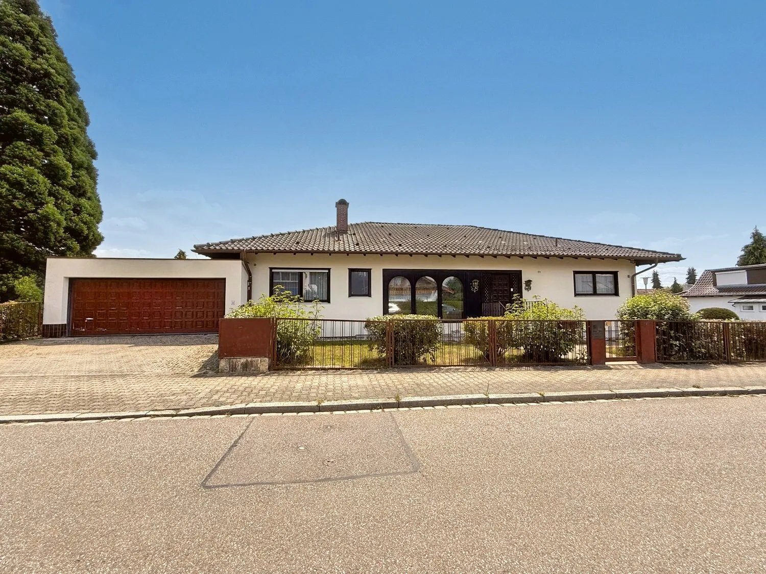 Spacious villa with south-facing balcony and enchanting garden